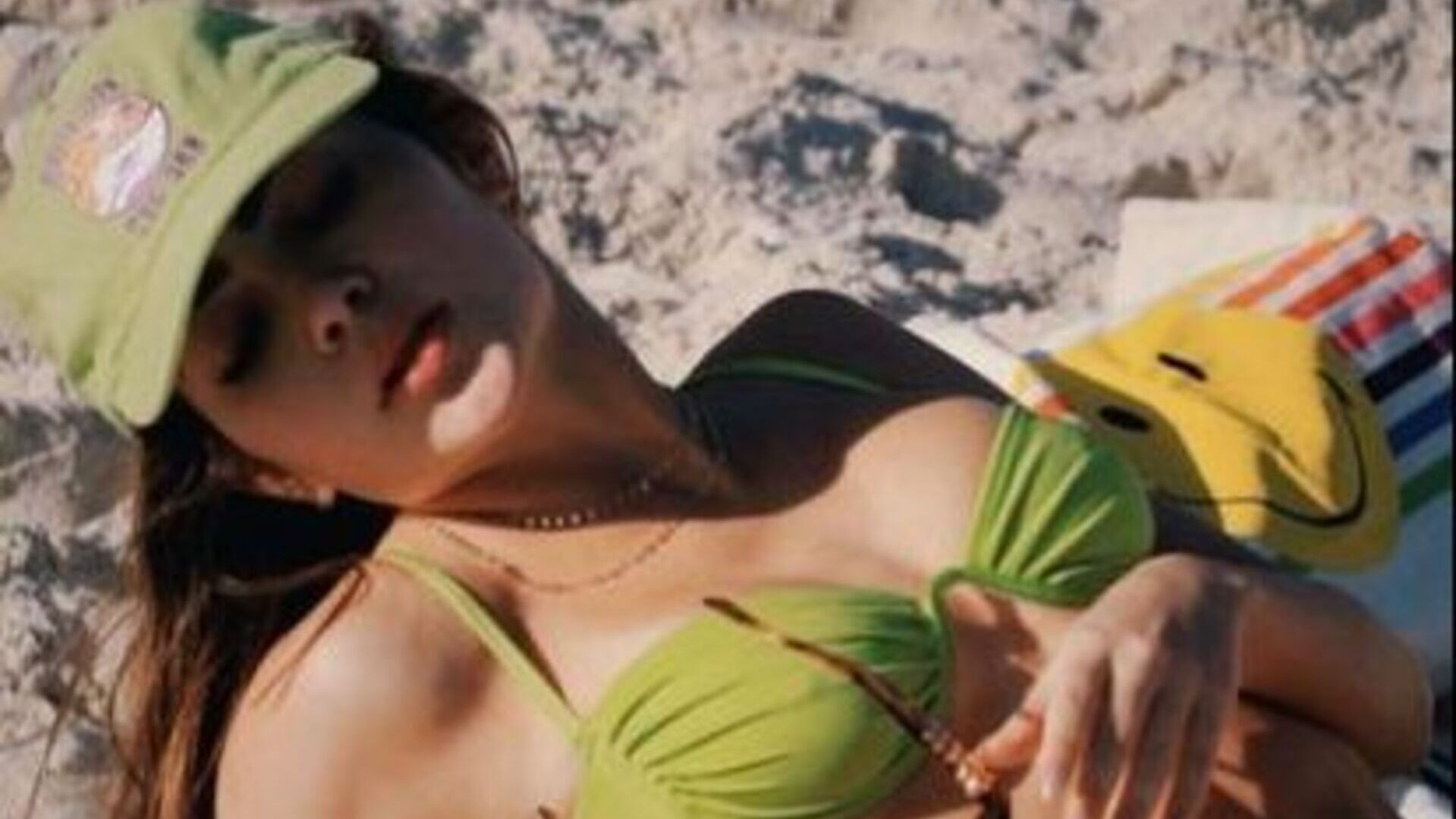 Jade Picon arranca suspiros dos seguidores ao exibir corpão na praia