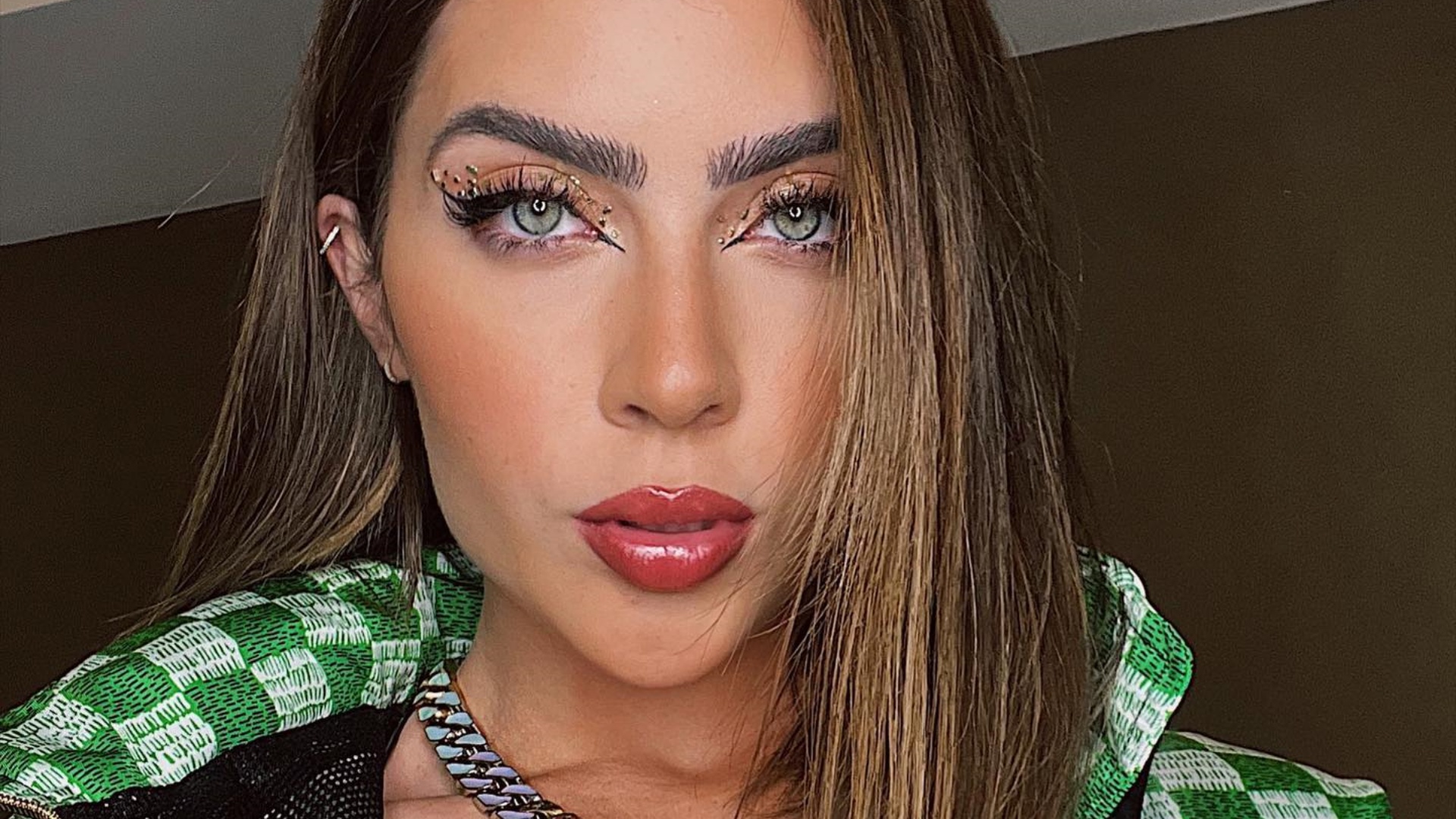 Jade Picon ostenta acessórios de luxo em nova selfie: ”Olhar matador”