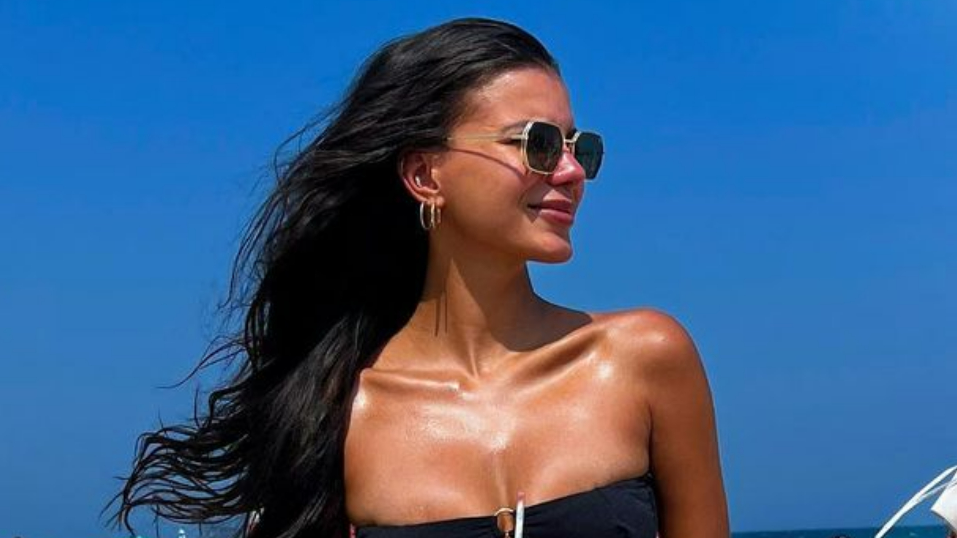 Jakelyne Oliveira aposta em biquíni tomara que caia ao curtir praia no Rio de Janeiro: ”Gata!”
