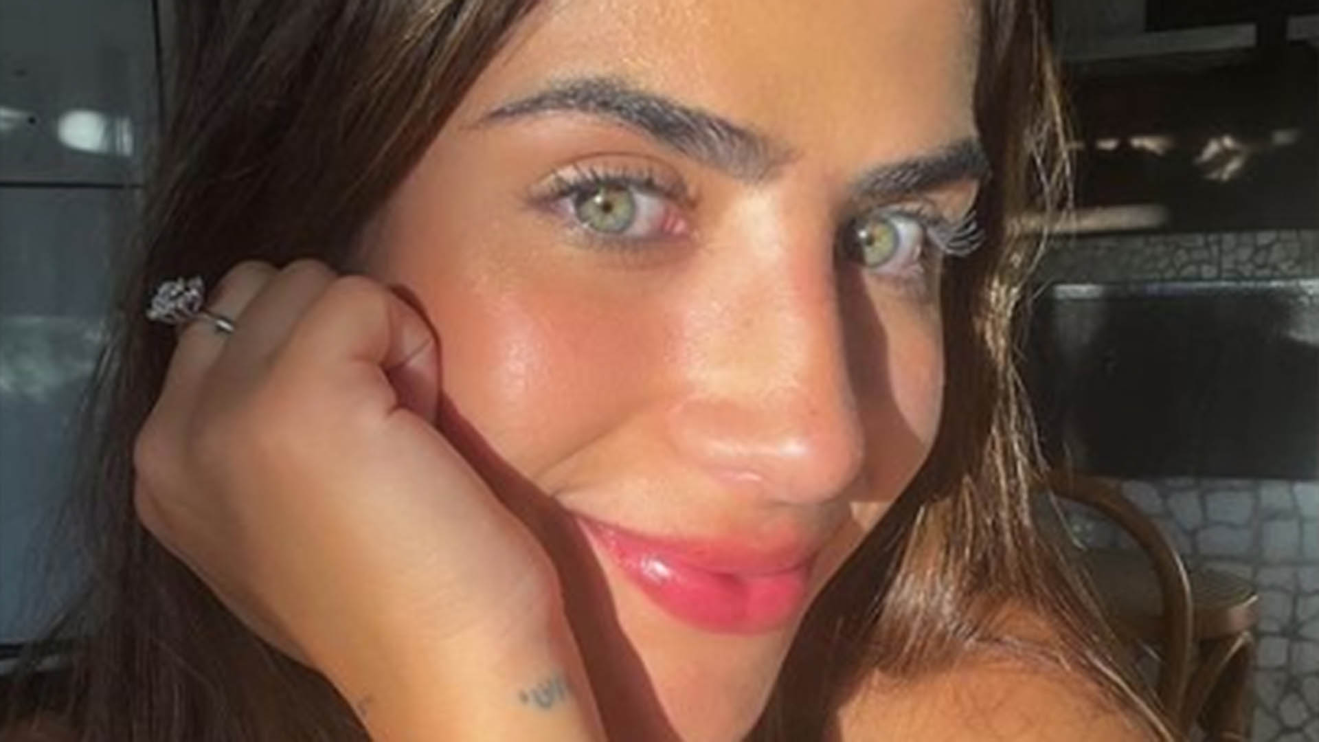 Filha de Leonardo passa a tesoura no cabelo em mudança radical