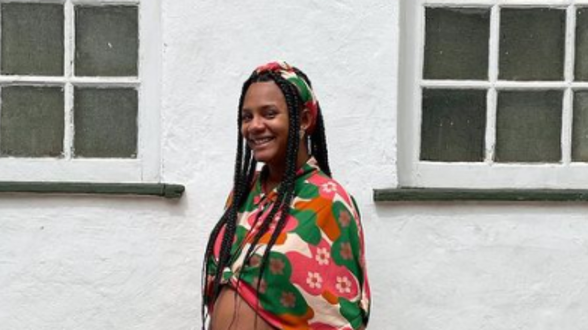 Grávida, Jéssica Ellen mostra barrigão em passeio pela Bahia