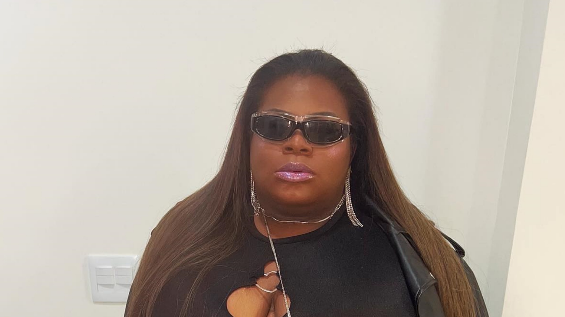 Jojo Todynho dispensa sutiã ao posar com body totalmente transparente: “Impactada”