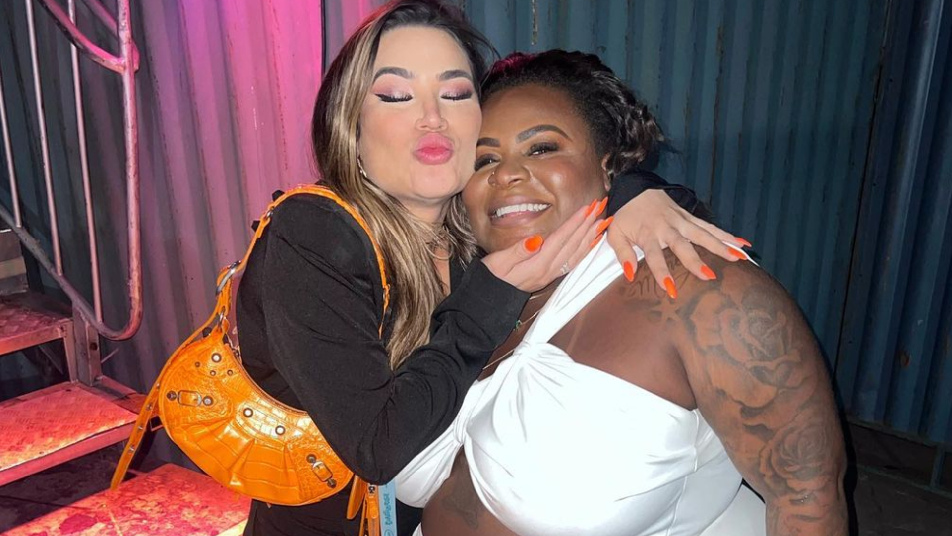 De look branco justinho, Jojo Todynho posa com Raissa Barbosa: ”Amizade de milhões”