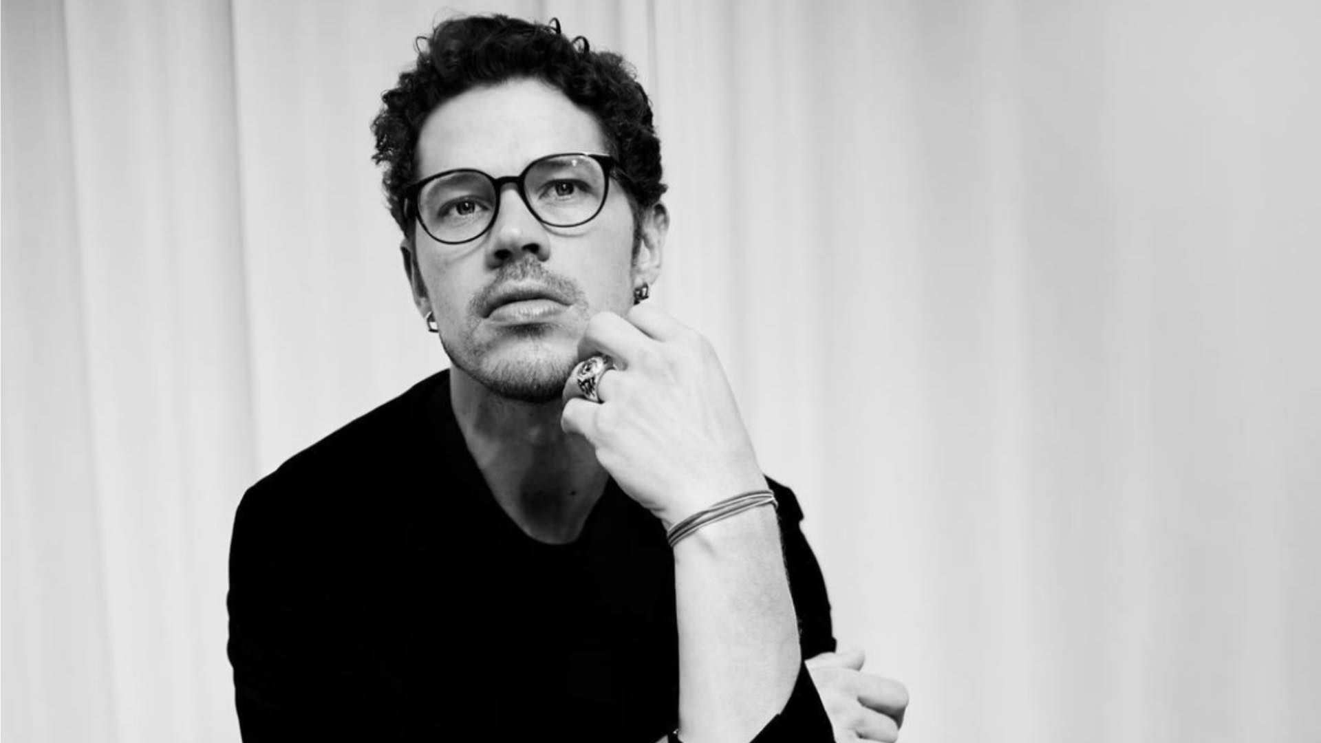 José Loreto surge elegante em fotos preto e branco e reflete: “Tudo na hora certa”