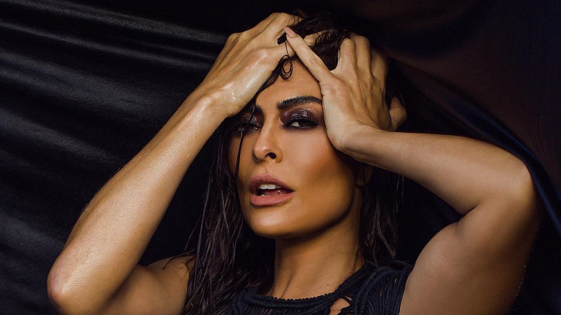 Juliana Paes posta cliques ousados de biquíni e brinca: “Bem tímida”