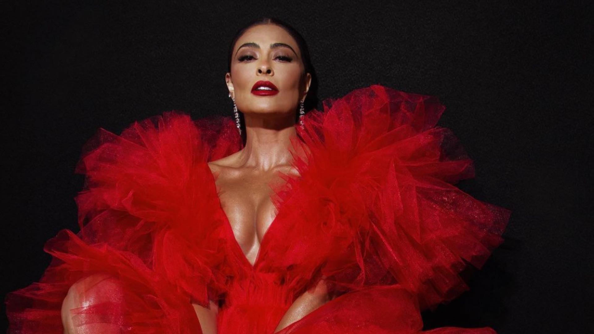 Juliana Paes aposta em look vermelho vibrante para o ‘Caldeirão’ e surpreende a web com a beleza: “Deusa”