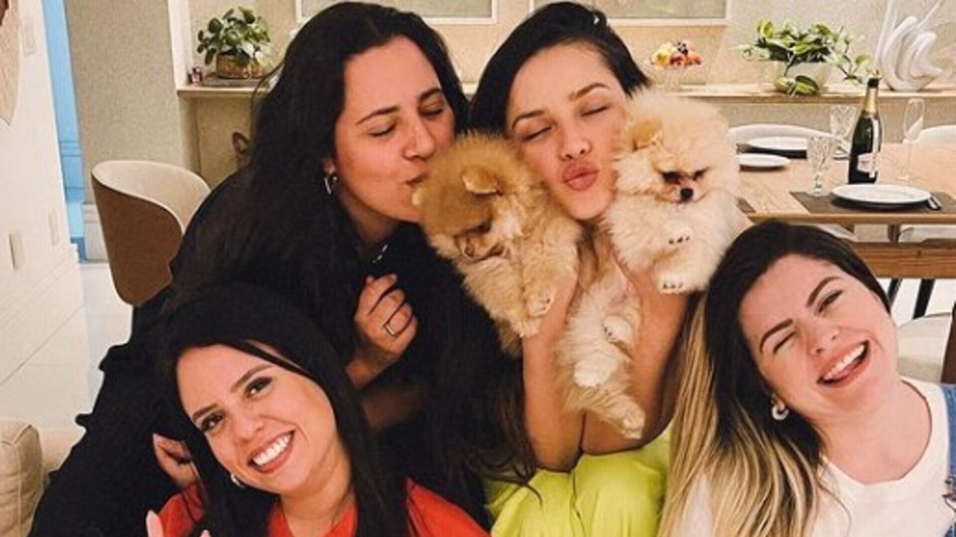 Juliette Freire aparece sorridente ao lado de suas amigas e pets