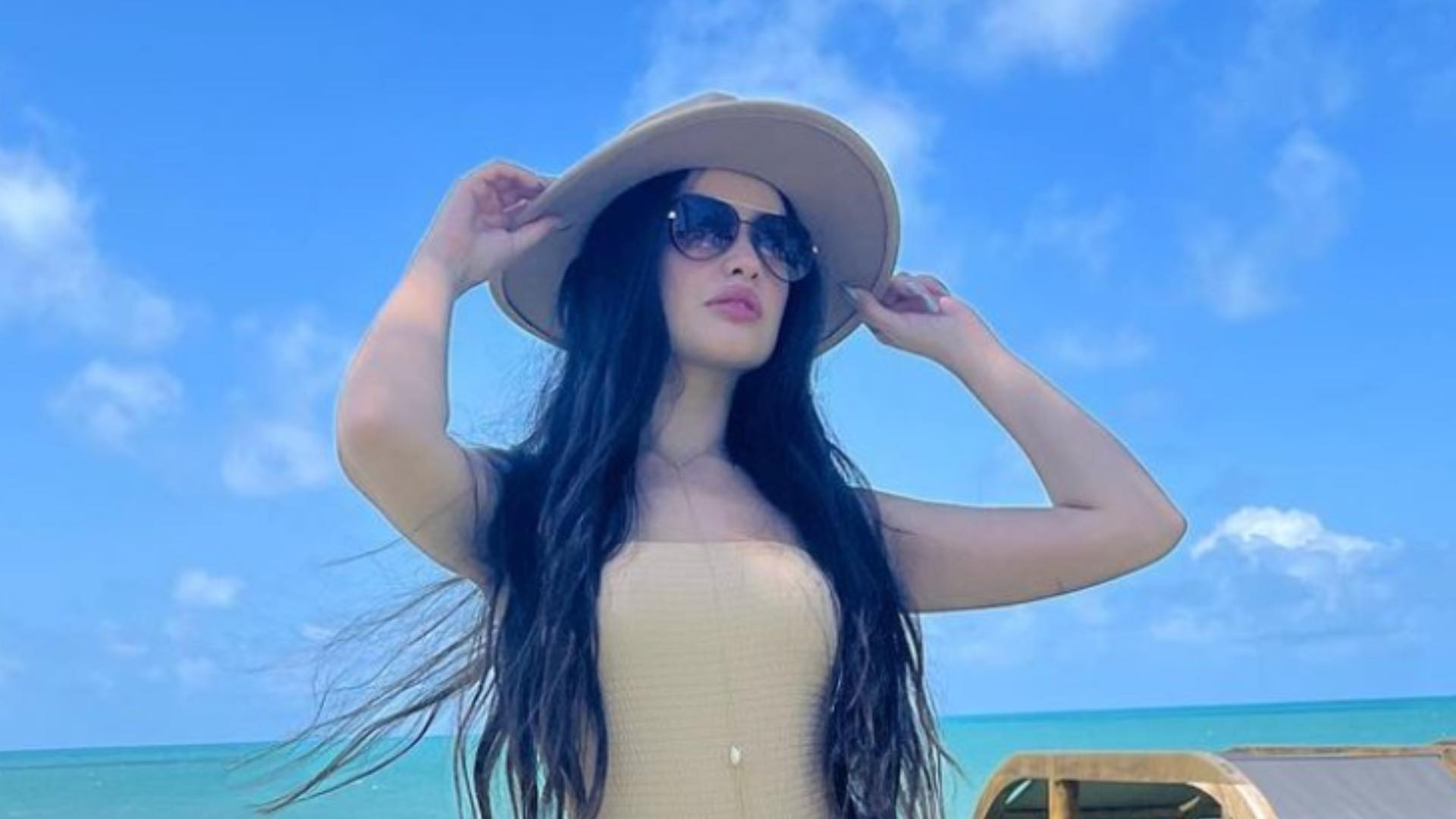 Juliette Freire aposta em maiô cavado para curtir dia de praia em Fortaleza: “Tão linda”