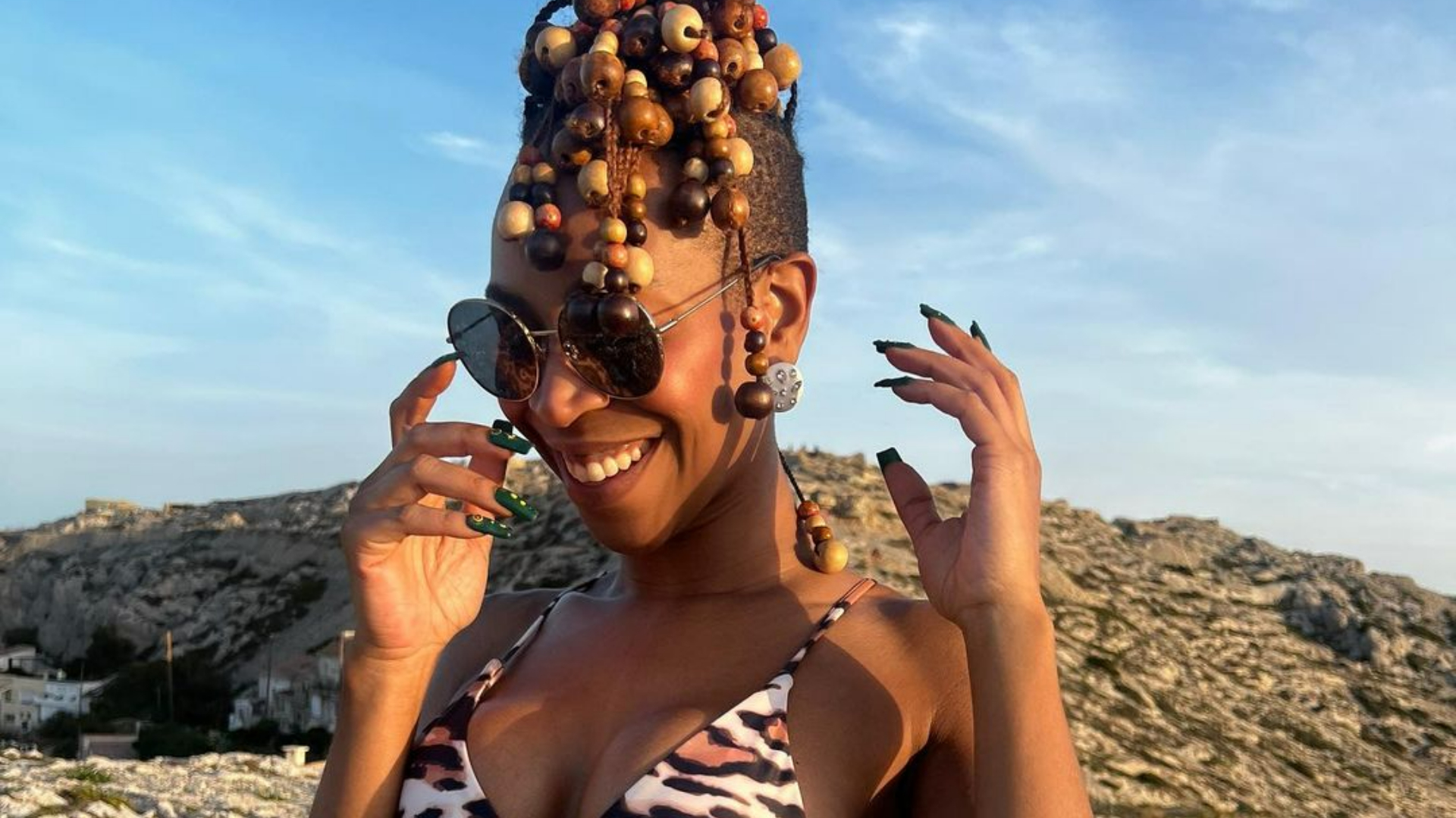 Karol Conká exibe abdômen negativo ao fazer fotos com biquíni mínimo: ”Gata!”