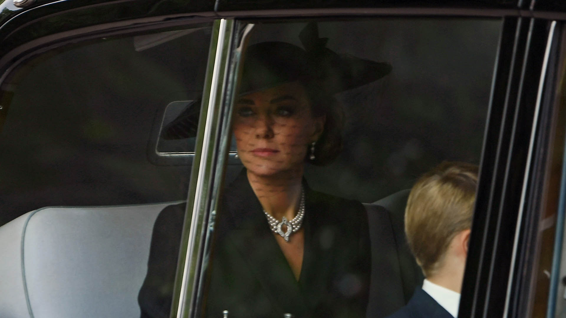 Kate Middleton usa joias que eram da Rainha Elizabeth II no funeral