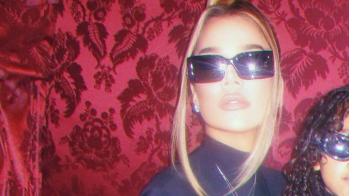 Khloé combina vestido de brilhantes com a filha de Kim Kardashian: ”Icônicas”