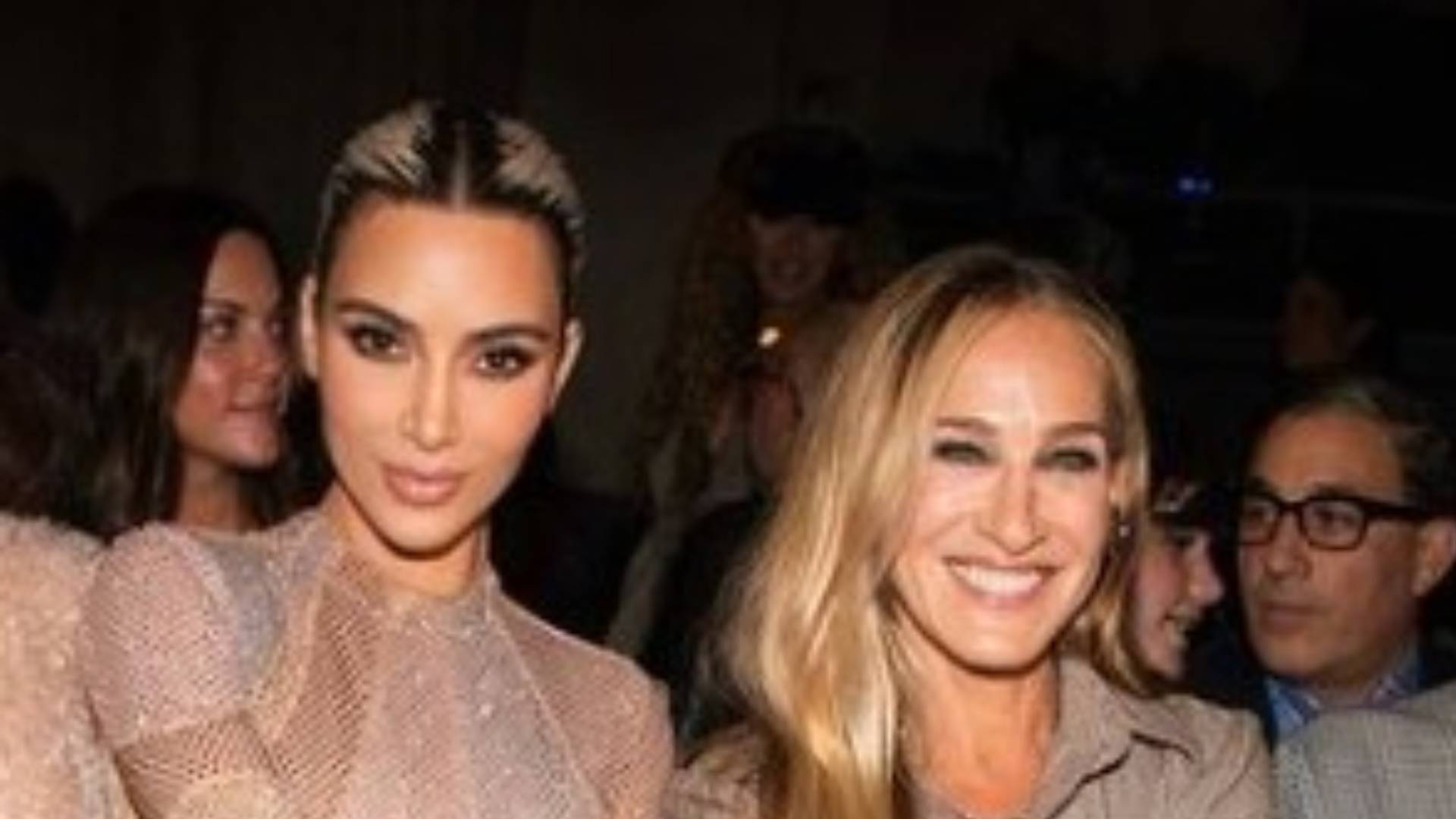 Kim Kardashian esbanja beleza ao lado de Sarah Jessica Parker em desfile