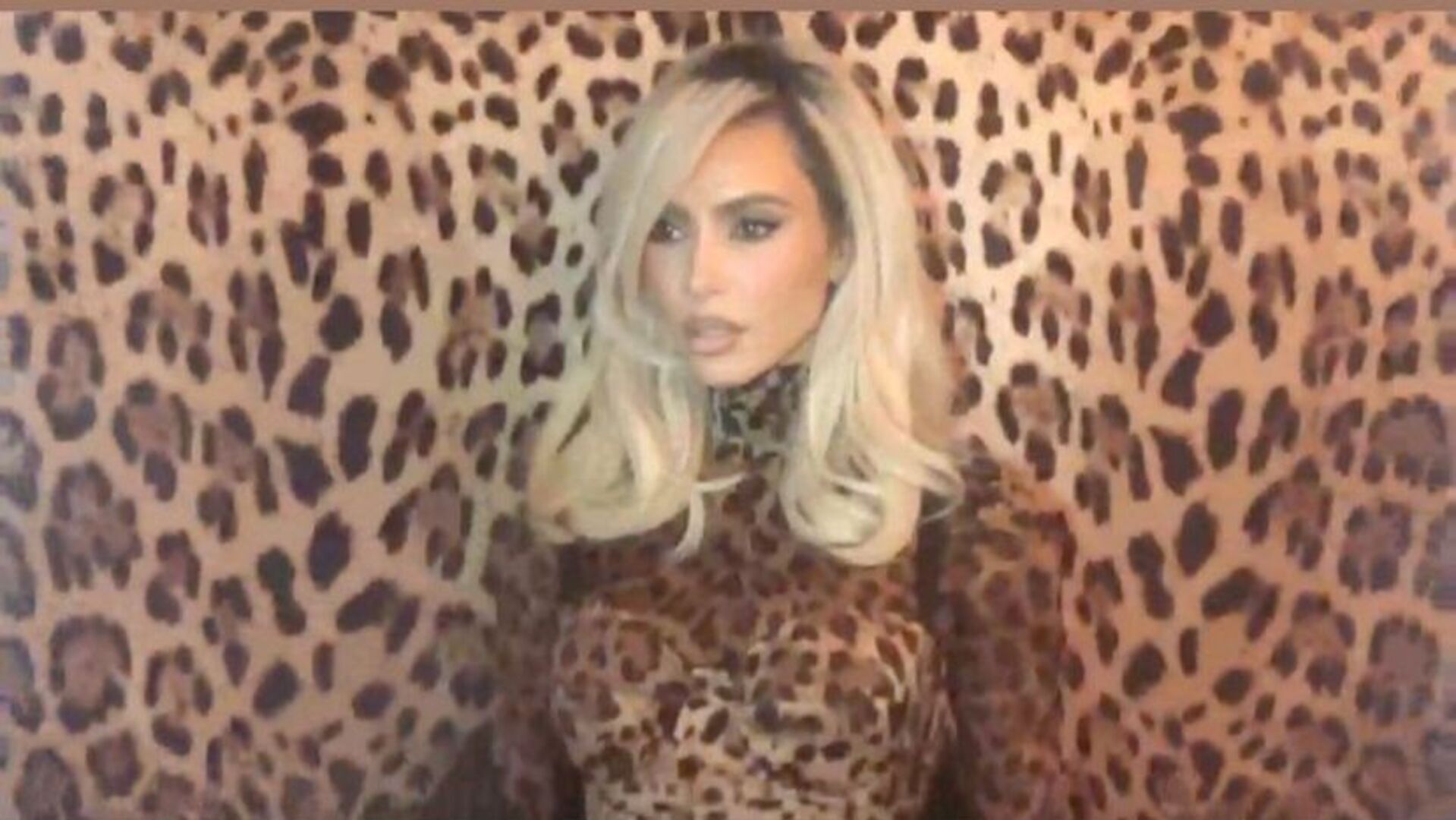 Kim Kardashian surge estilosa em look com estampa de onça