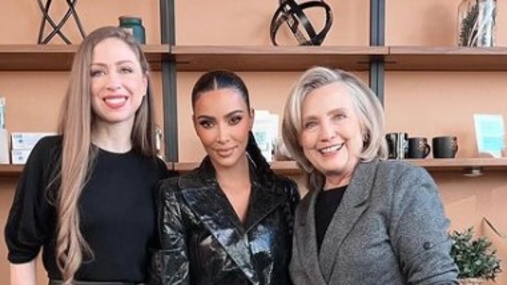 Kim Kardashian surpreende seus seguidores ao posar com Hillary Clinton