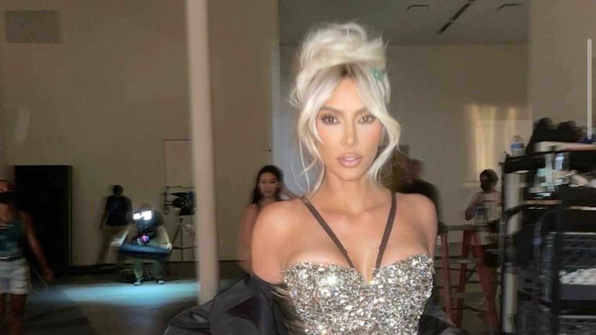 Kim Kardashian esbanja elegância ao surgir com look brilhante e pernas à mostra