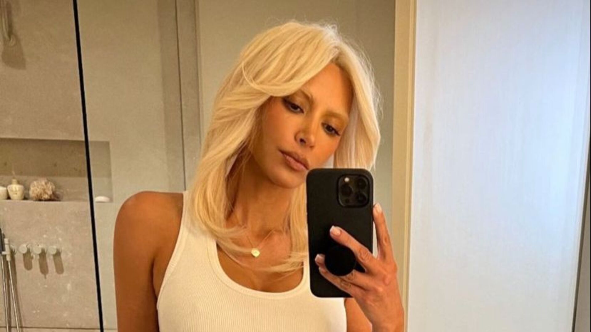 Kim Kardashian surpreende os seguidores ao aparecer com novo visual