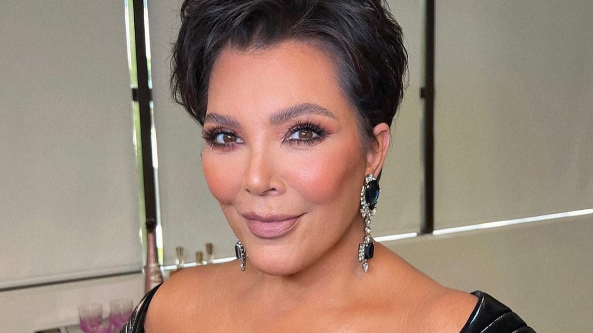 Mãe das Kardashians ousa em vestido de veludo com decote até o limite: ”Envelheceu como vinho”