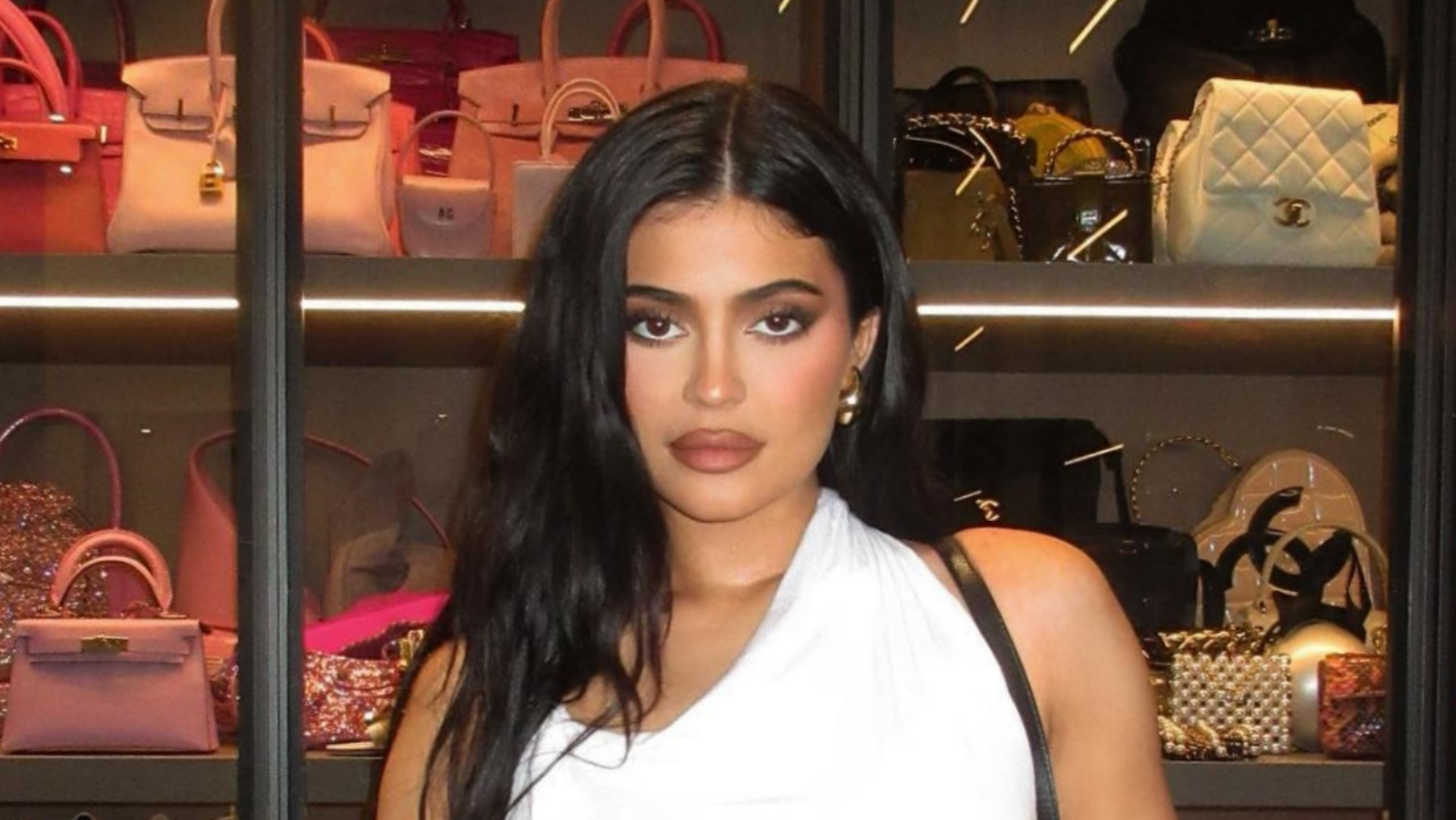 Kylie Jenner revela parte de coleção de sapatos e bolsas luxuosas: “Icônica”