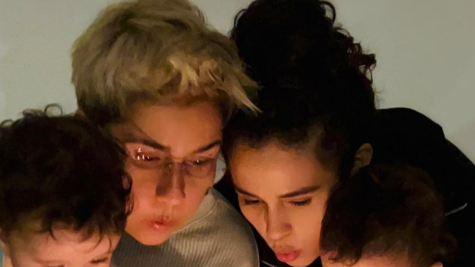 Lan Lanh e Nanda Costa fazem festinha para celebrar os 11 meses das filhas