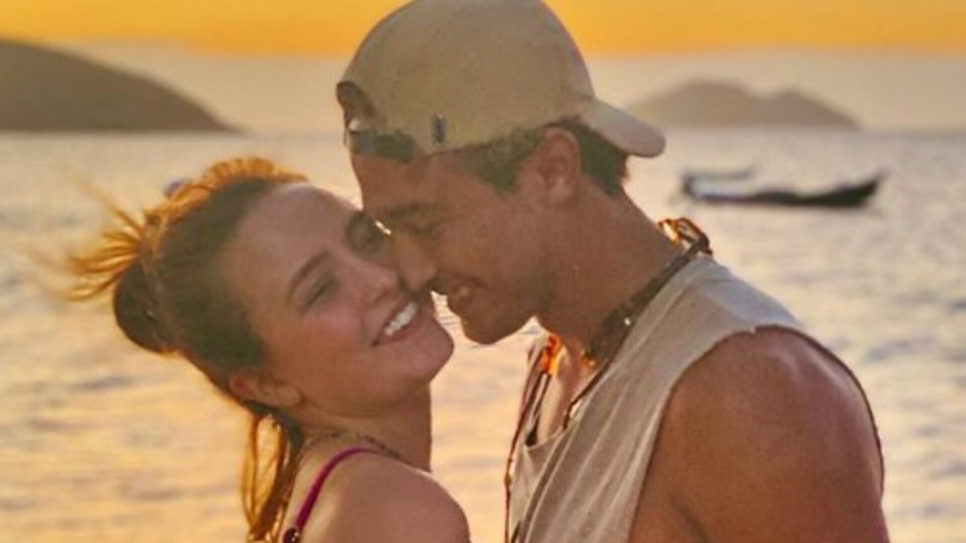 Larissa Manoela e André Luiz Frambach surgem em clima de romance e trocam declarações nas redes sociais