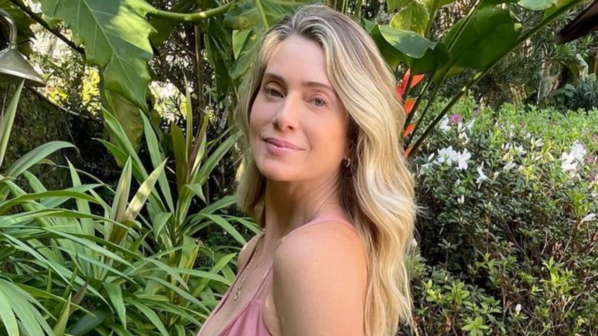De top e calça, Leticia Spiller ostenta beleza e arranca elogios: ”Gata”
