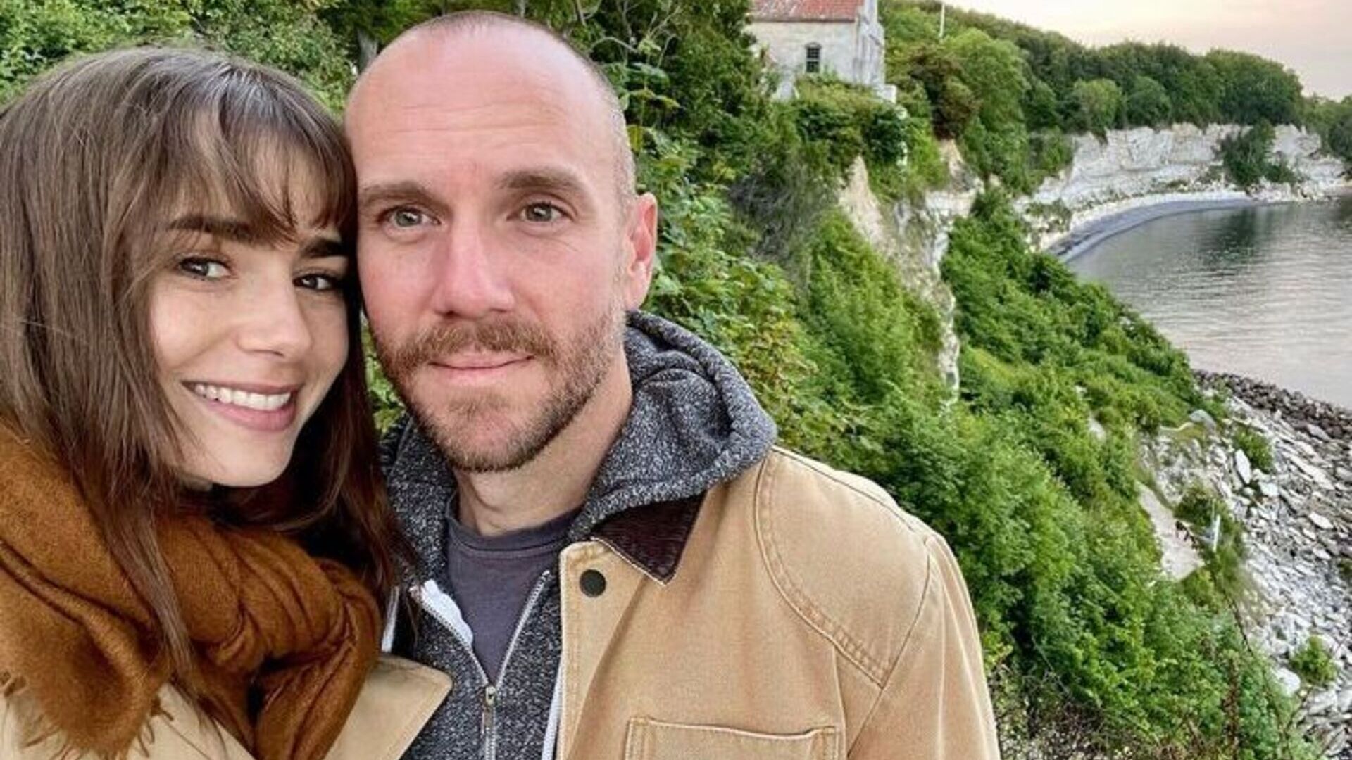 Lilly Collins comemora um ano de casada com fotos inéditas da cerimônia