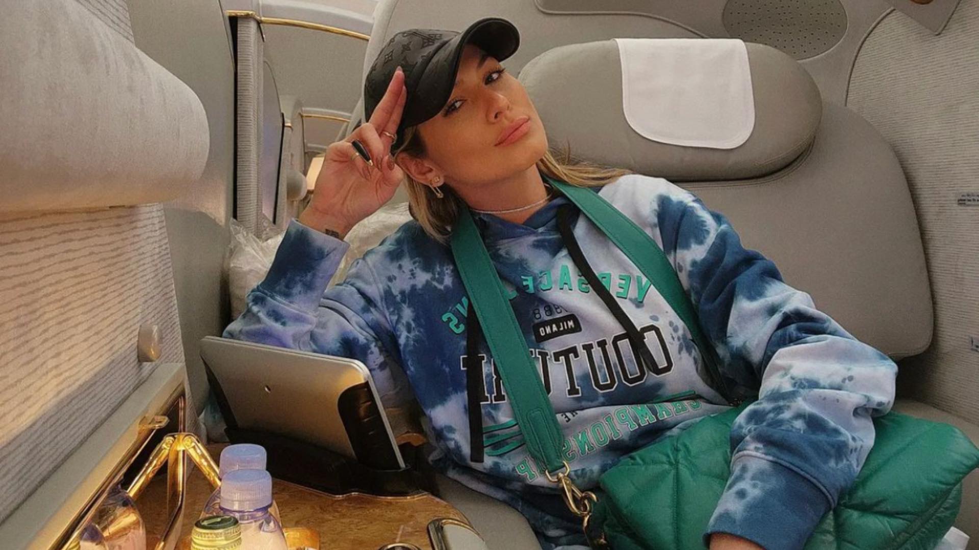 No avião, Lívia Andrade exibe beleza natural ao posar sem maquiagem: “Maravilhosa”