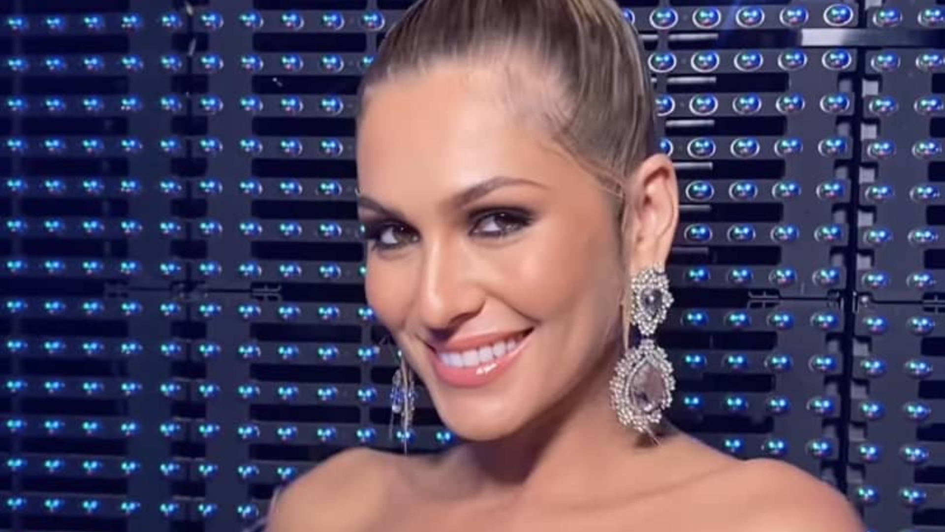 Com plumas e muito brilho, Lívia Andrade choca com corpão: ”A melhor”