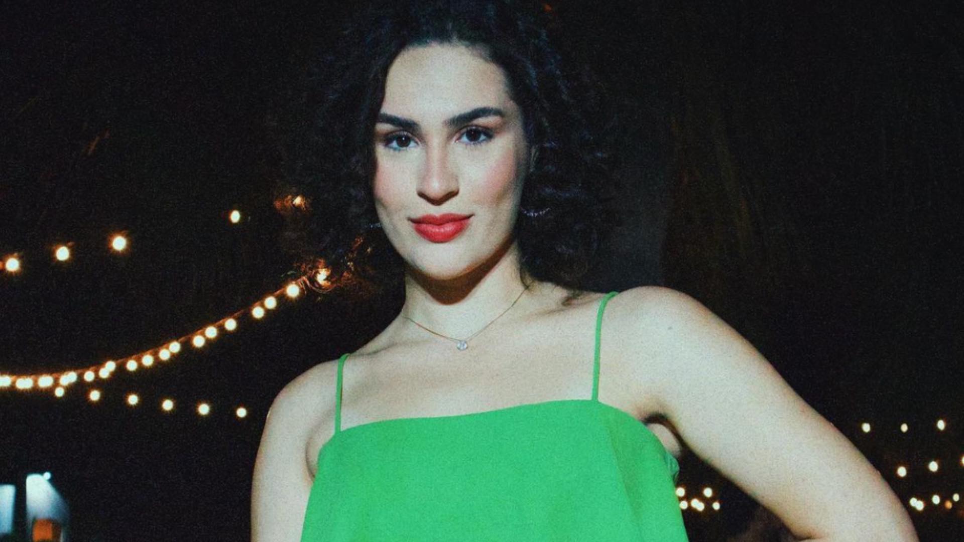Lívian Aragão deixa barriguinha à mostra ao posar com look verde: “Uma gata”