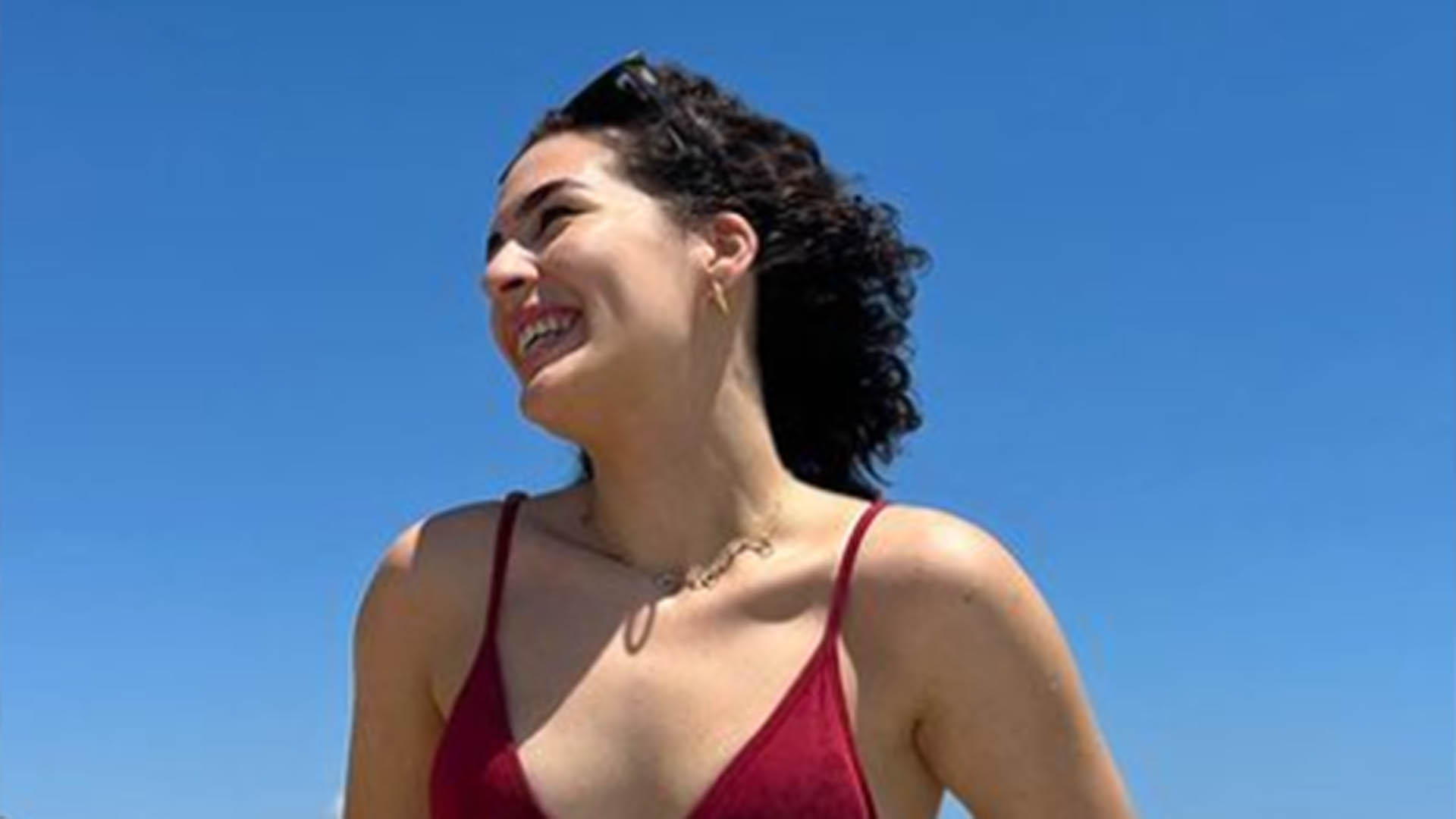 De biquíni fio-dental, Lívian Aragão arrasa em fotos na praia