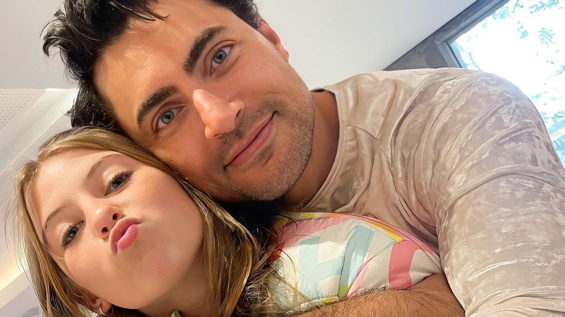 Pai e filha na ficção, Lorena Queiroz posta cliques com Carlo Porto e presta linda homenagem de aniversário