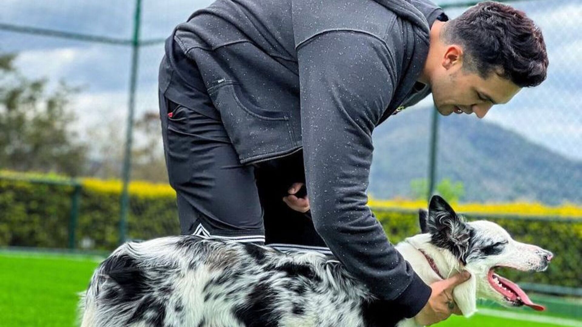Luan Santana compartilha fotos ao lado da sua pet Sky e sua noiva, Izabela Cunha