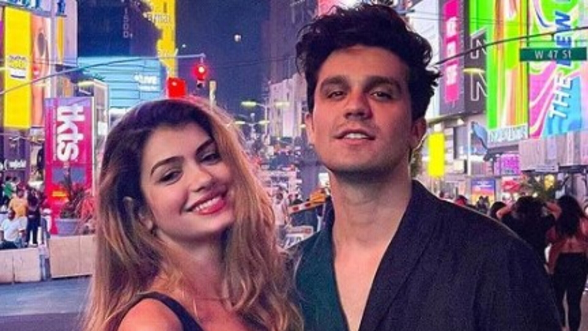 Luan Santana posa para foto romântica ao lado de sua noiva em Nova York