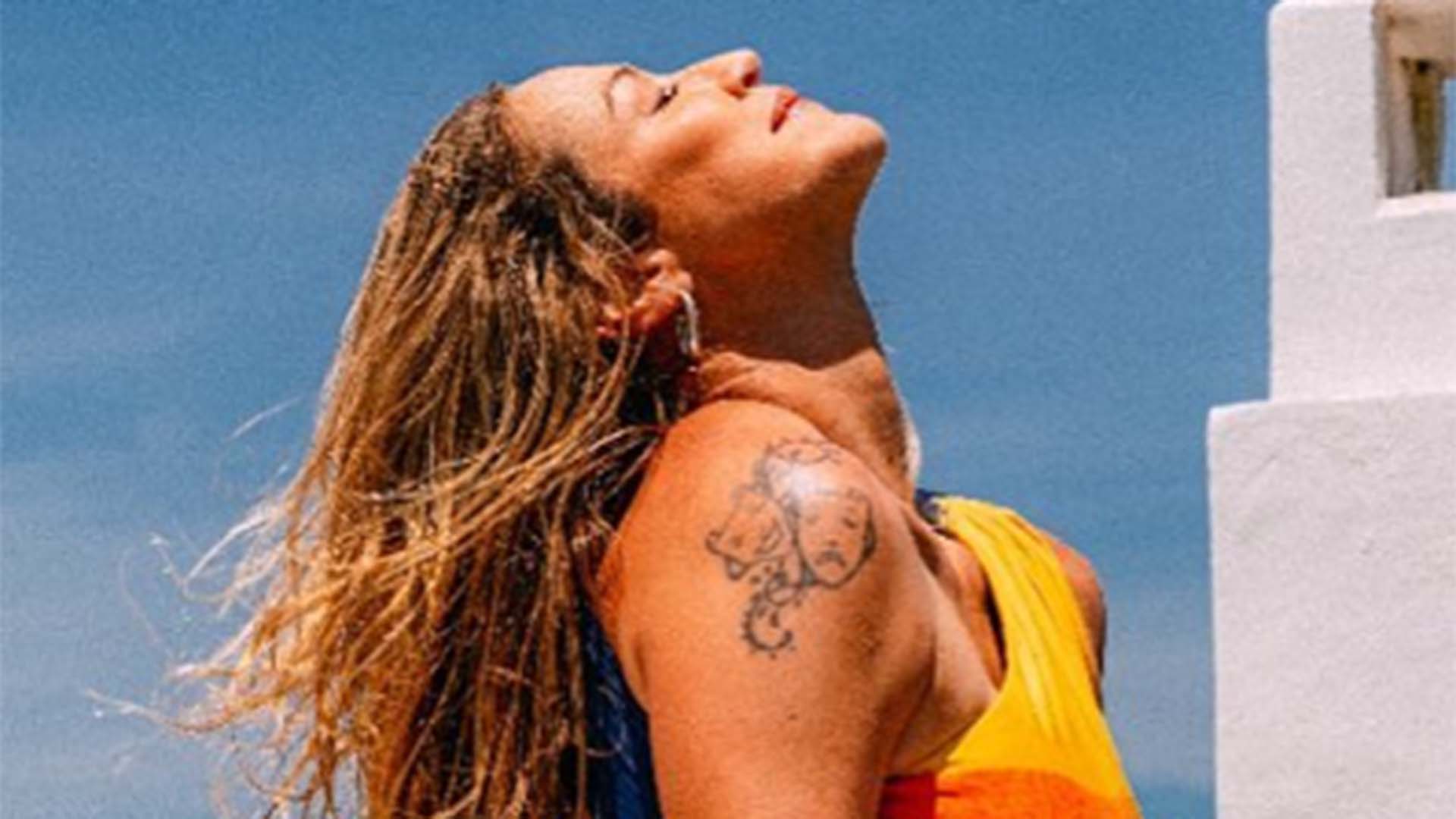 Aos 46 anos, Luana Piovani exibe as pernas torneadas em foto de maiô