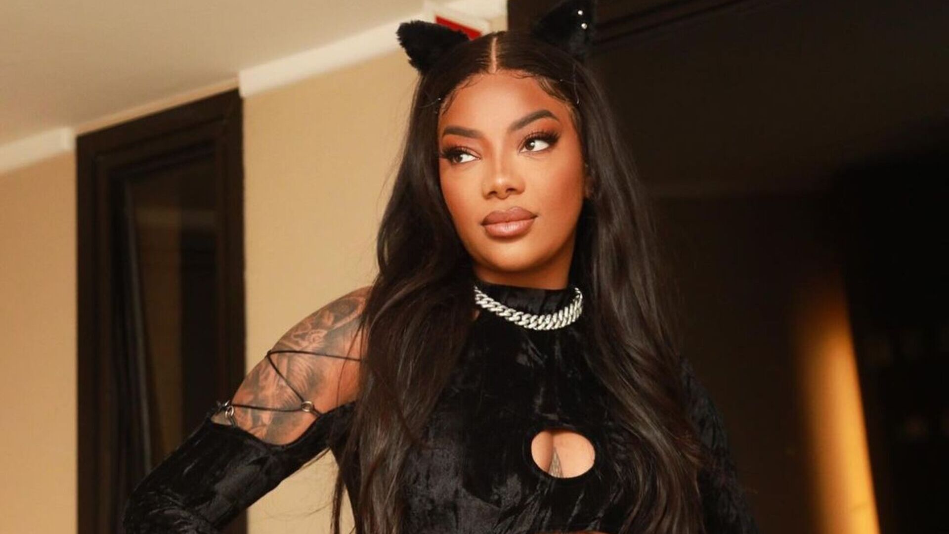 Sem roupa íntima, Ludmilla quase mostra demais em macacão aberto e choca: ”Gata”