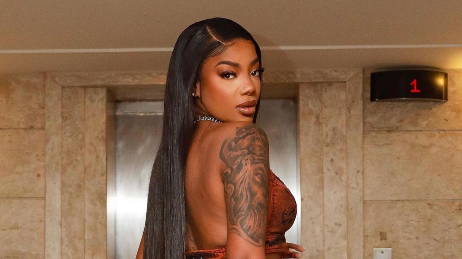 Ludmilla deixa a barriguinha chapada à mostra ao posar de top: “Gata demais”