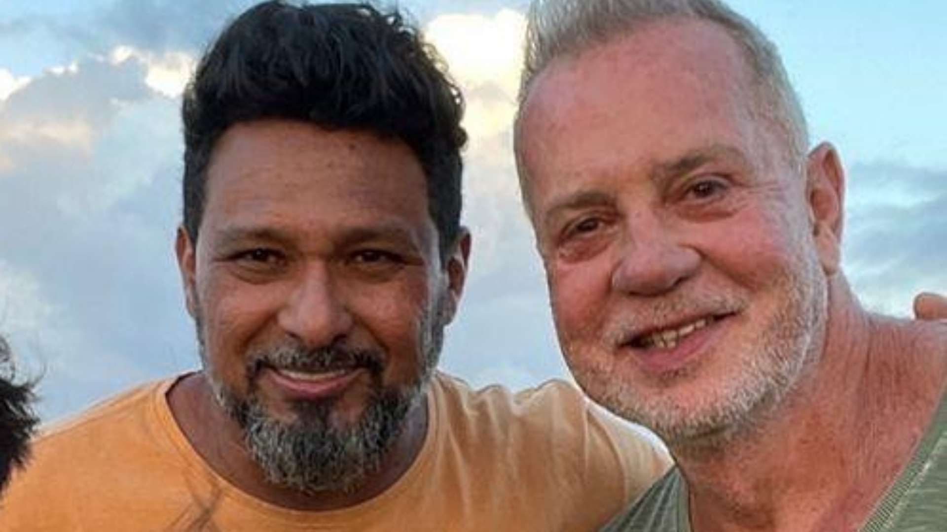 Luiz Fernando Guimarães posta clique encantador ao lado do marido e dos filhos: “Minha vida”