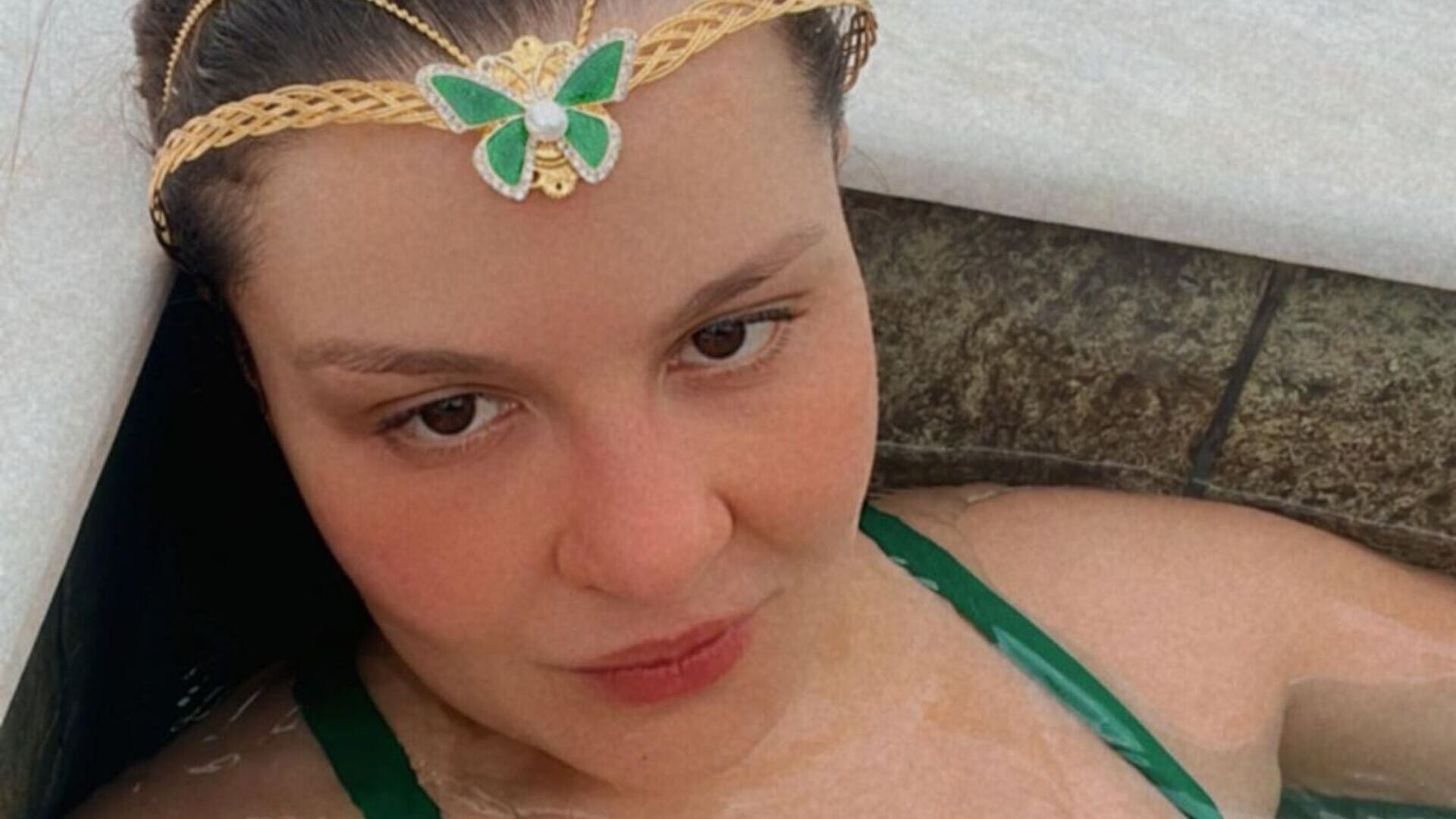 De maiô, Maiara mostra piscina de sua nova mansão: ”Quero aproveitar”