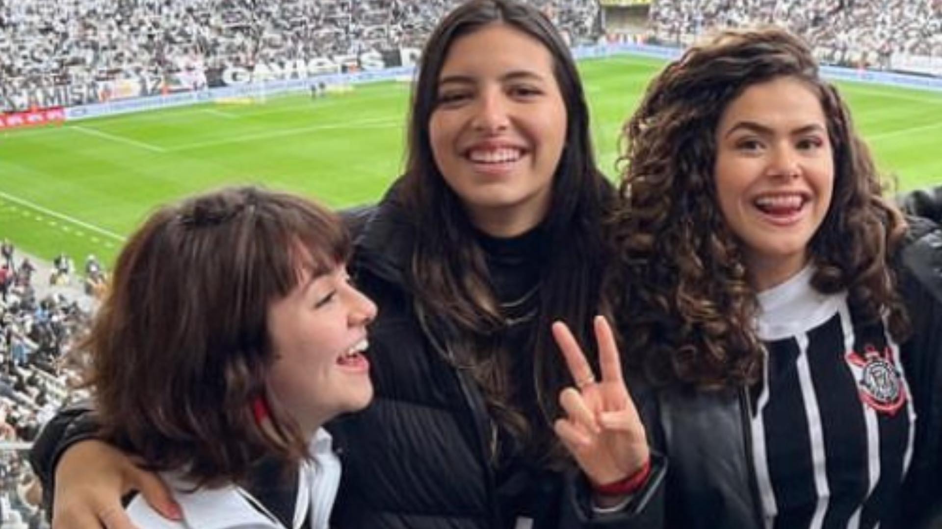 Klara Castanho marca presença no jogo do Corinthians ao lado de Maisa Silva