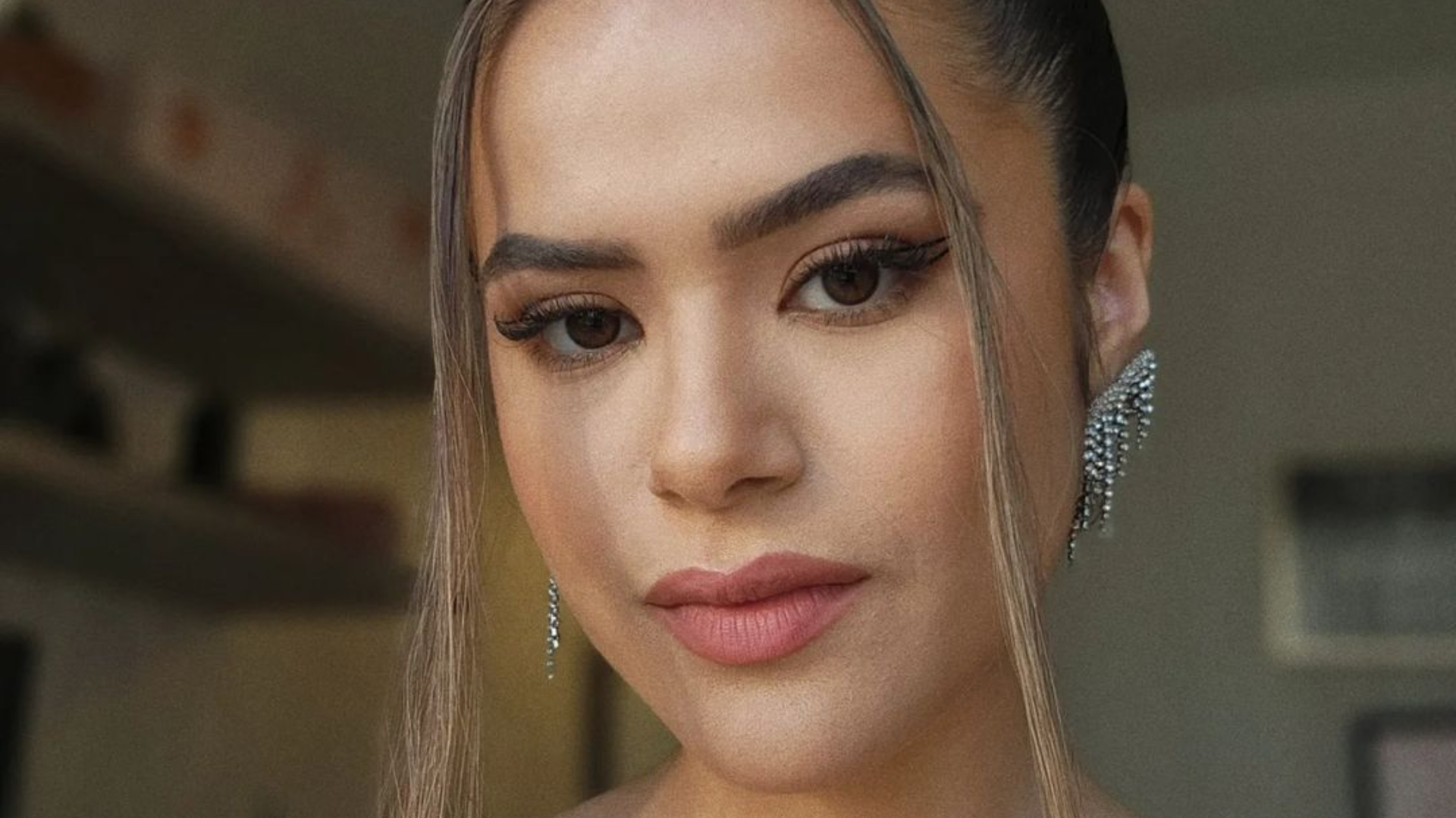 Com look decotado, Maisa dá show de beleza e arranca elogios: ”Muito gata”