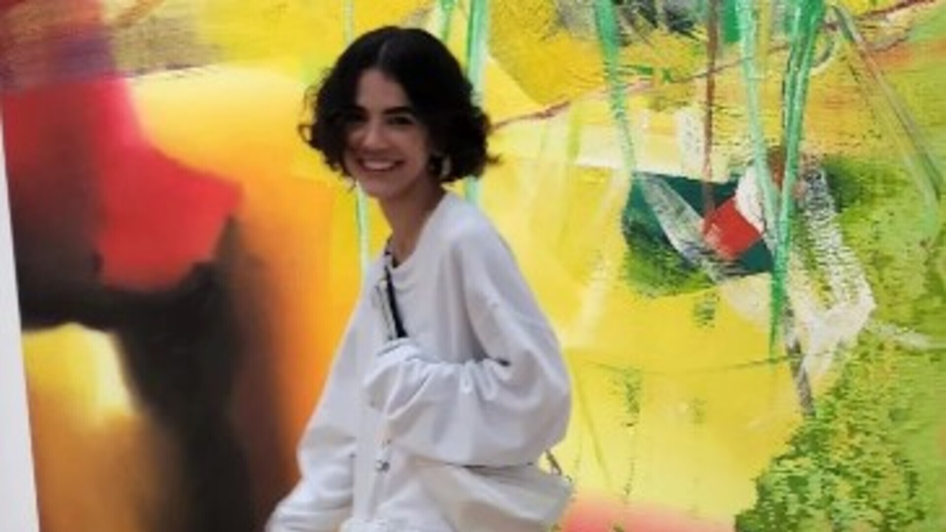 Manu Gavassi aparece esbanjando alegria visitando museu na França