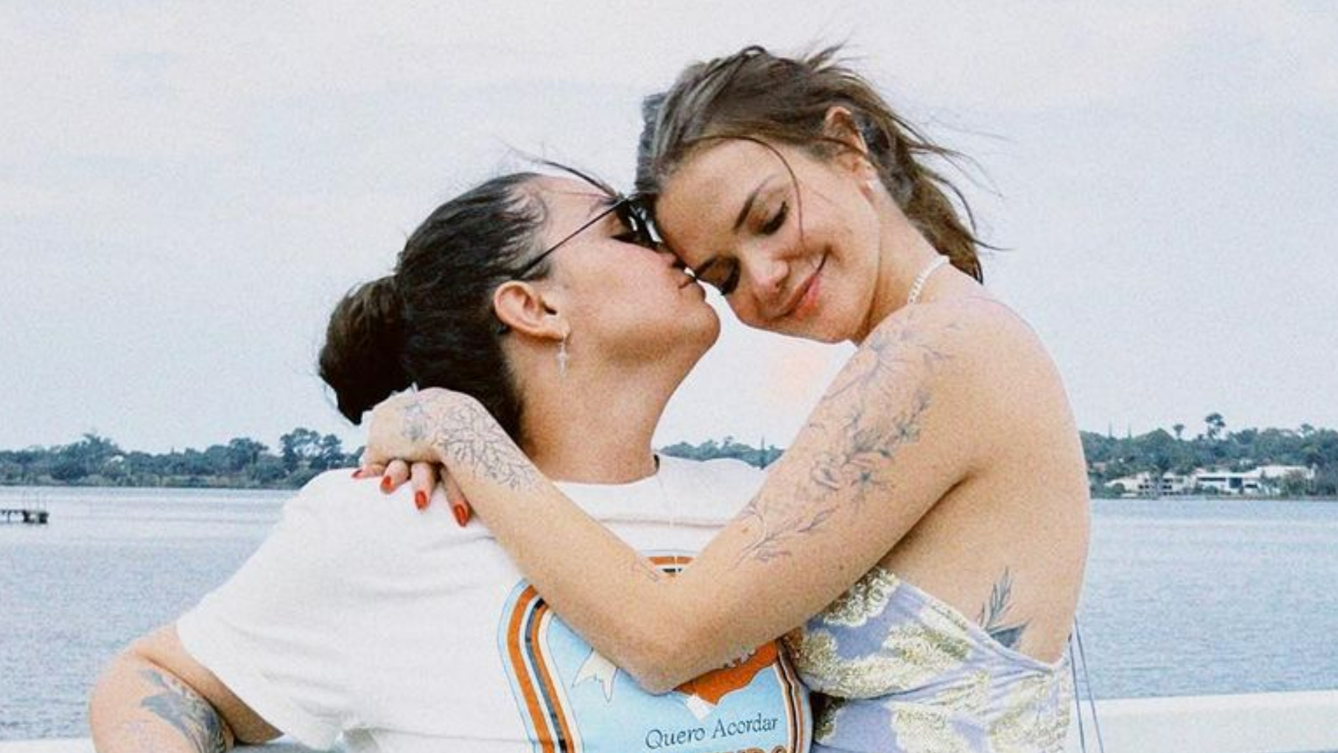 Marcela McGowan e Luiza Martins surgem em clima de romance em fotos encantadoras