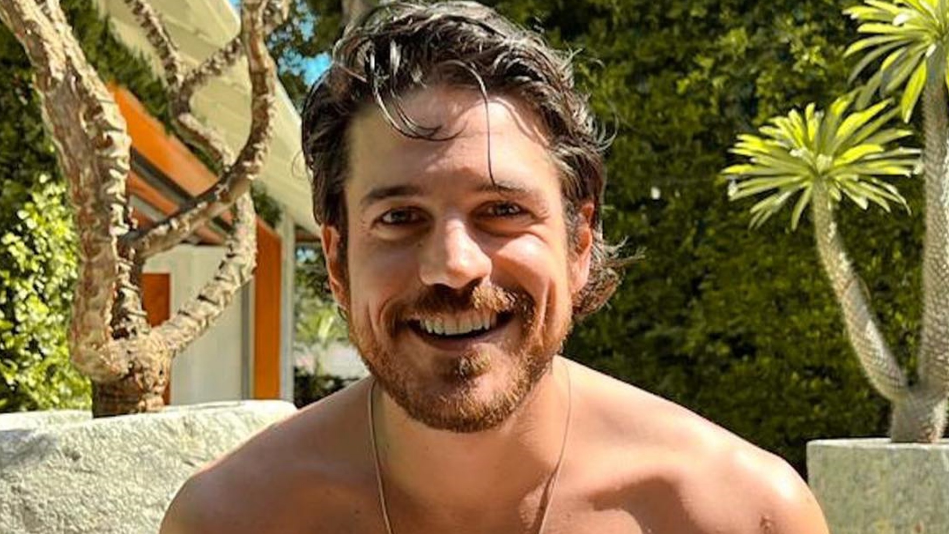 Marco Pigossi exibe corpão ao surgir sem camisa: “Que homem lindo”