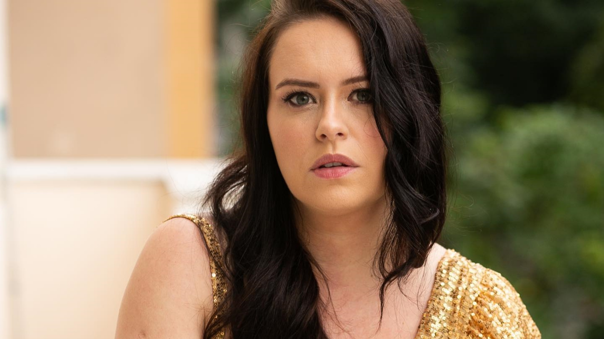 Mari Bridi aposta em vestido brilhante com decote ousado: “Maravilhosa”