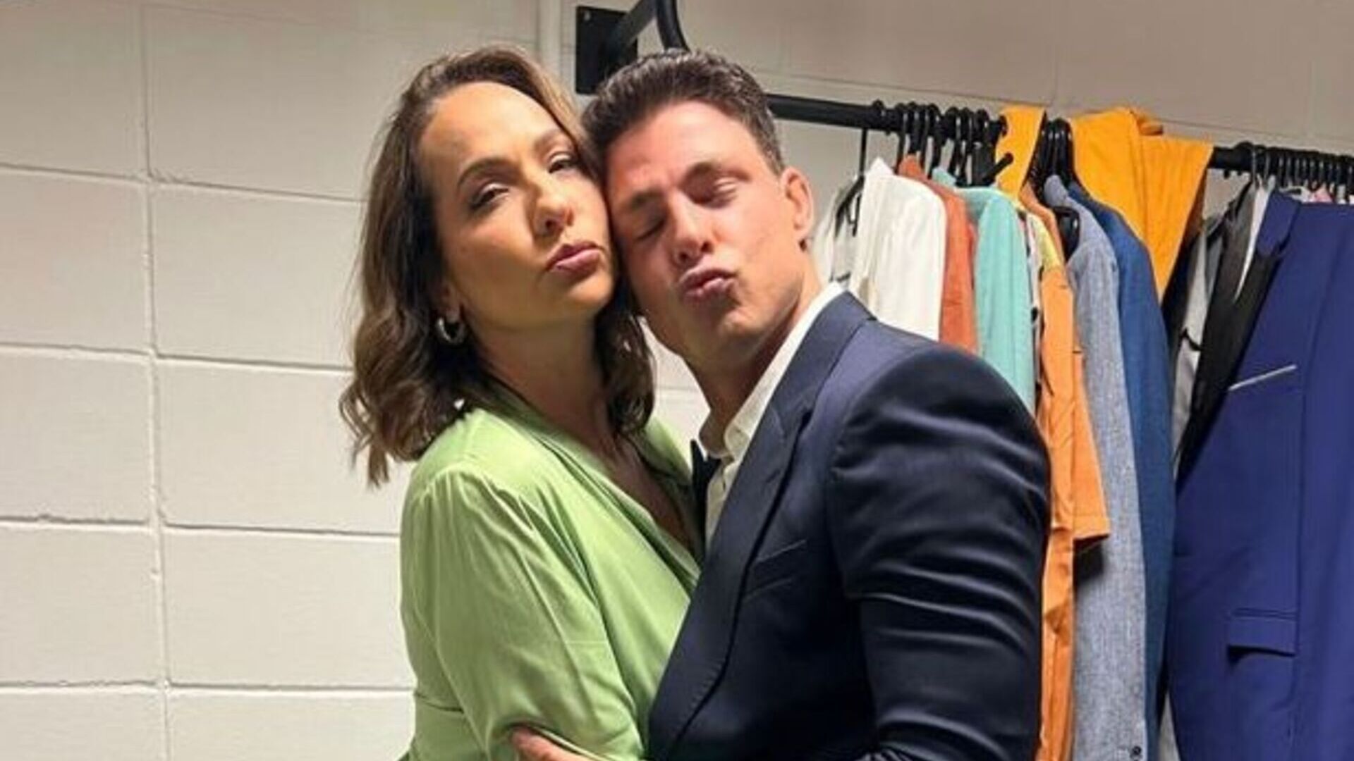 Maria Beltrão surge ao lado de Cauã Reymond e brinca: “Beijo técnico”