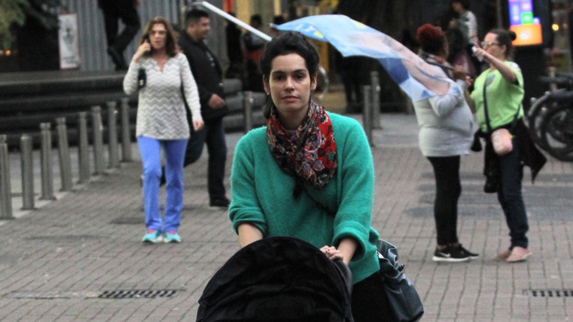 Filho da atriz Maria Flor esbanja fofura em passeio com a mamãe