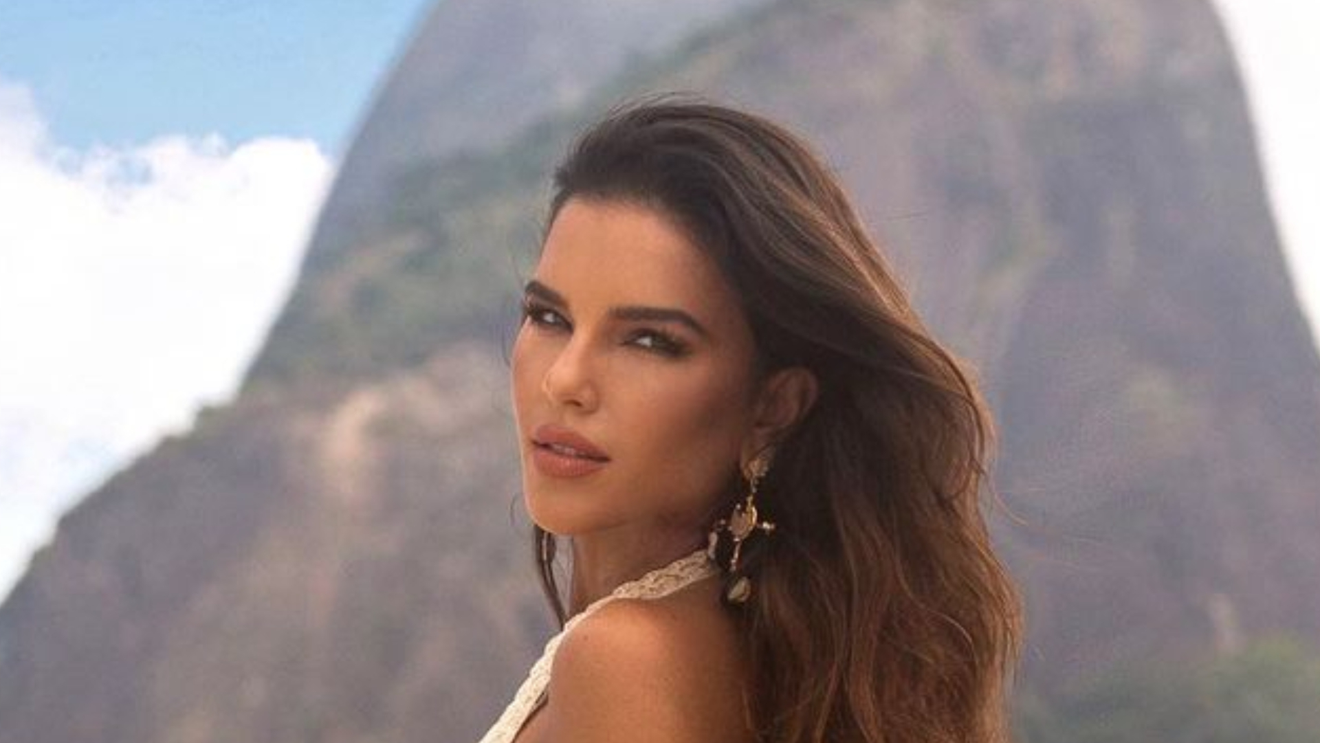 Mariana Rios aposta em look bege recortado e exibe silhueta impecável: ”Uma verdadeira sereia”