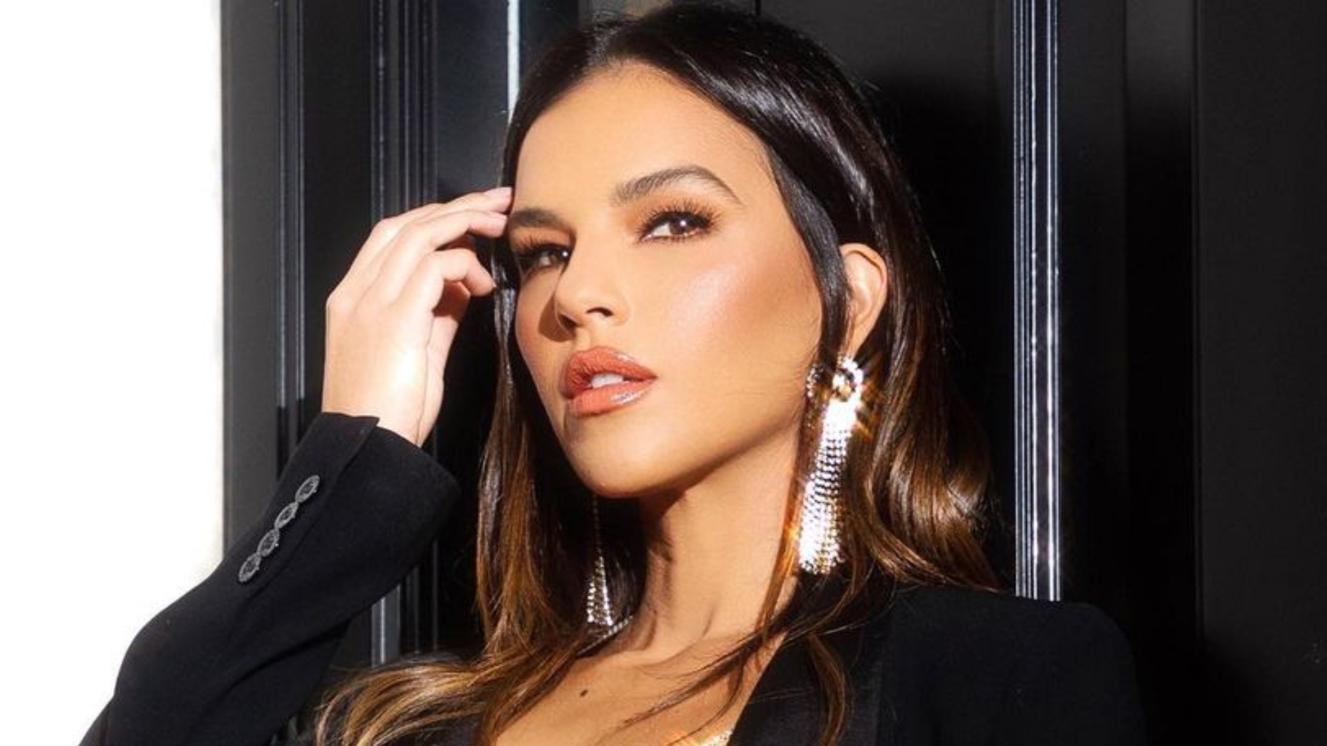 Com top brilhante, Mariana Rios exibe barriga sarada em fotos: ”Espetáculo”