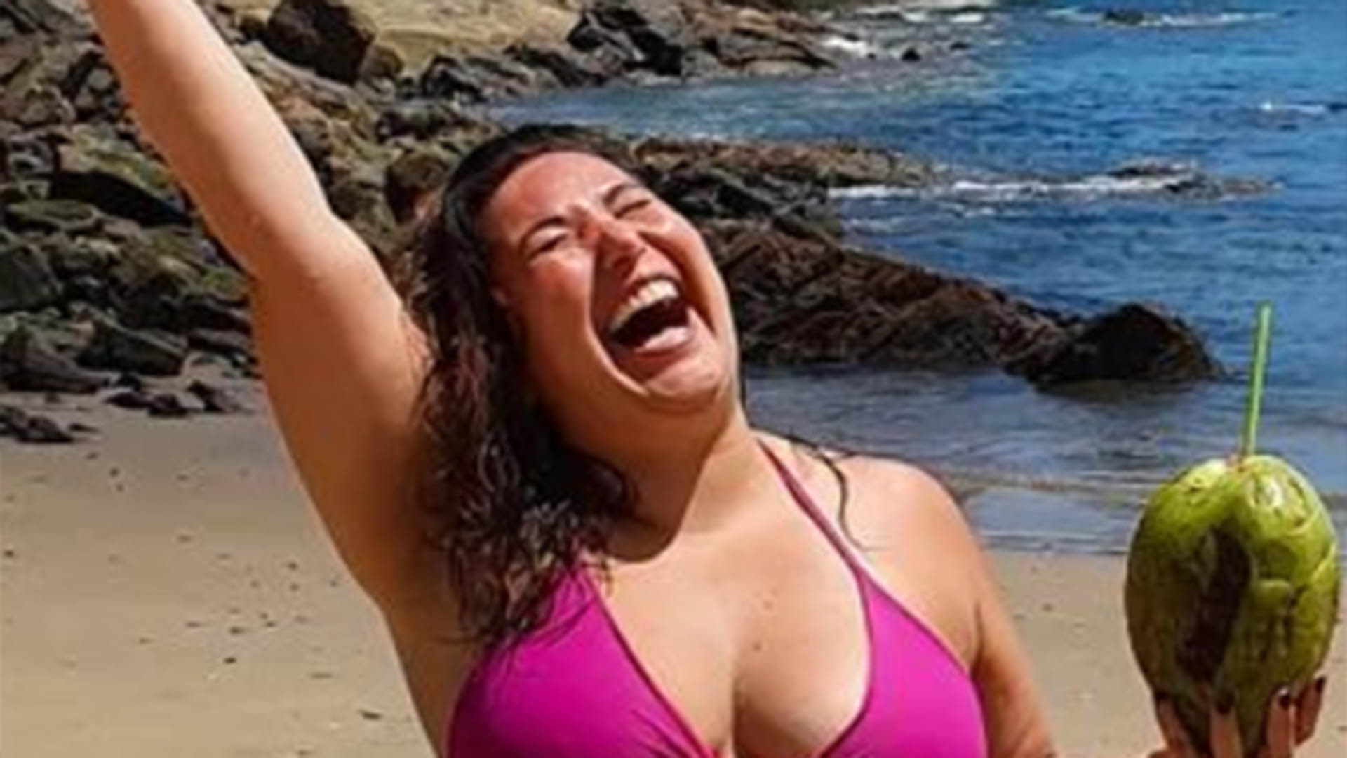 De biquíni pink, Mariana Xavier arrasa em foto na praia