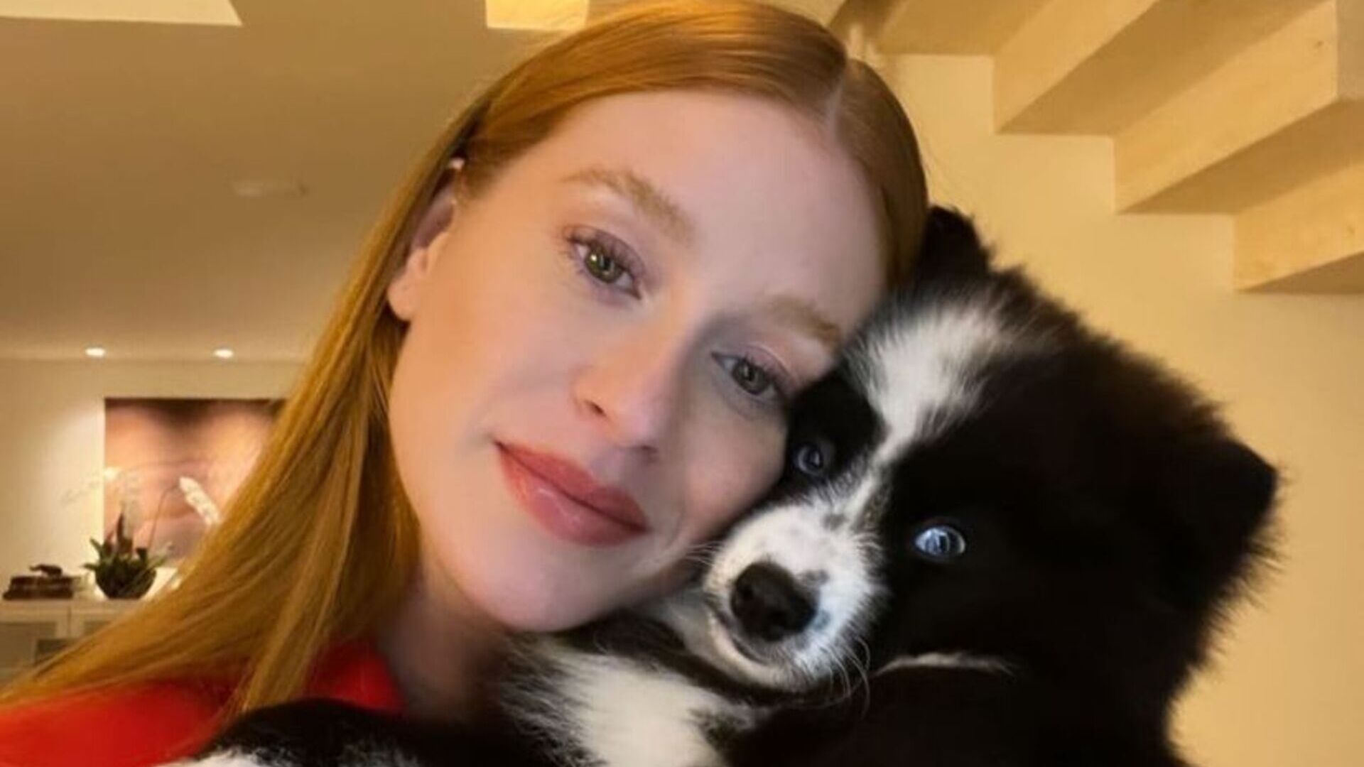 Marina Ruy Barbosa esbanja beleza em foto com seu pet no colo